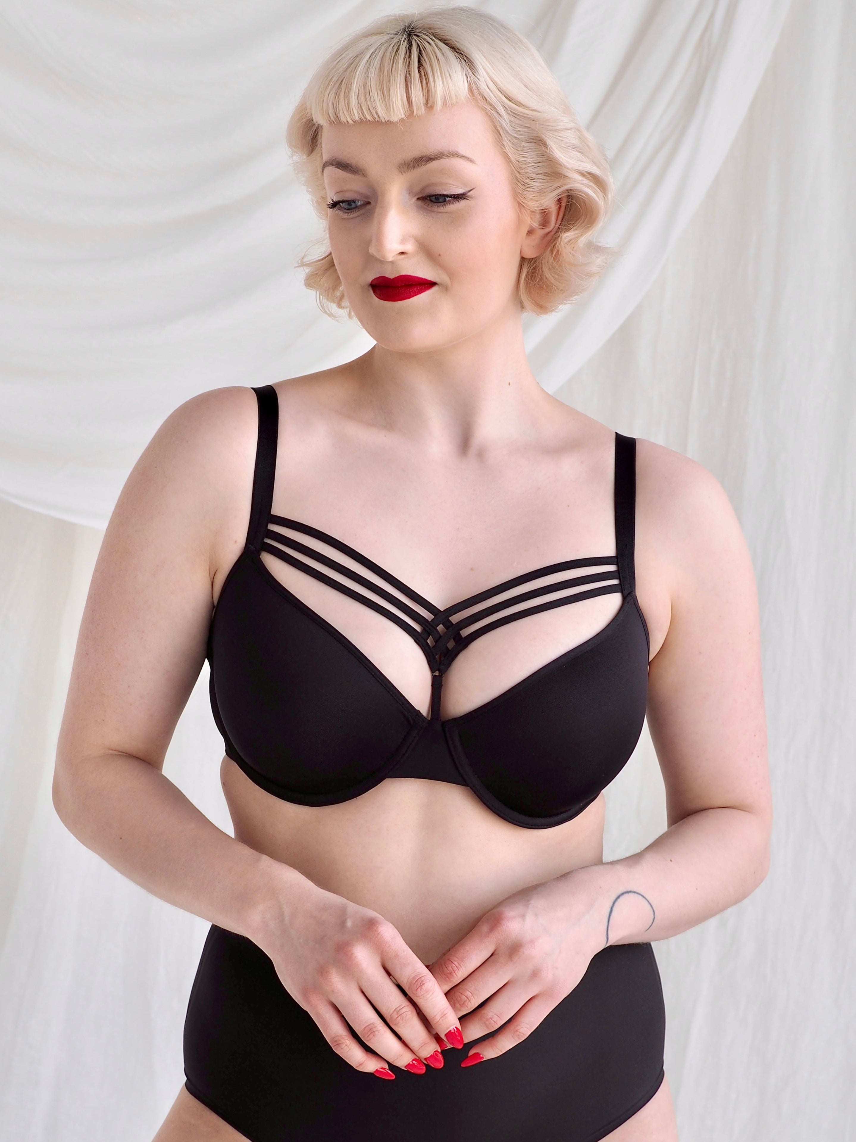 Dame de Paris Mustat Plunge Rintaliivit