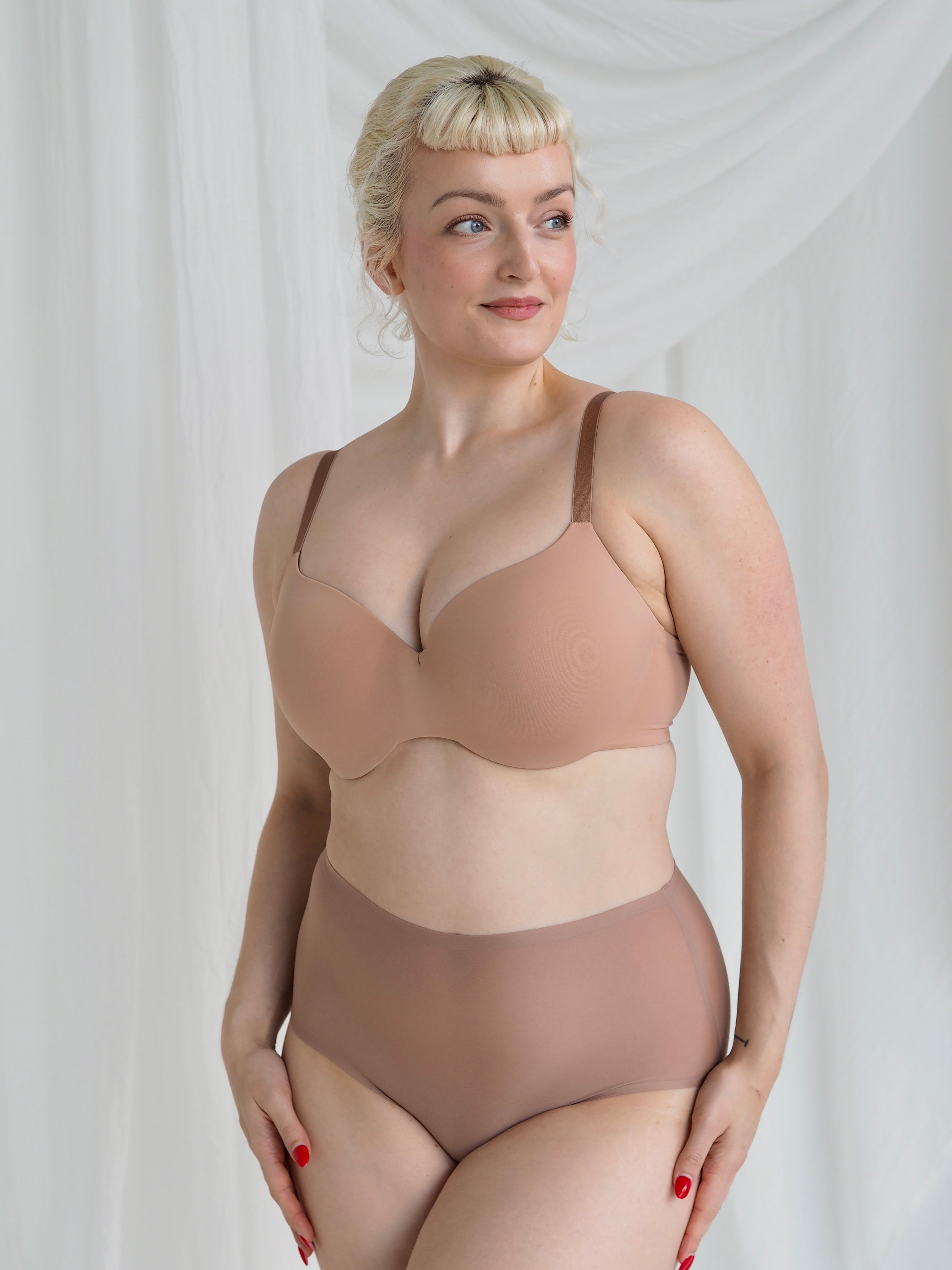 365 t-paitarintaliivi nude